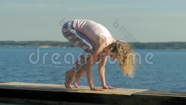 年轻女子夏天在户外练习瑜伽。 健康生活方式